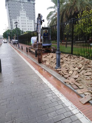 Tramo de acerado de la Avda. de la Avenida de la Buhaira en obras