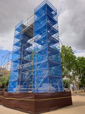 Andamiaje instalado en las columnas de la Alameda para comenzar con el tratamiento de conservación este próximo lunes 