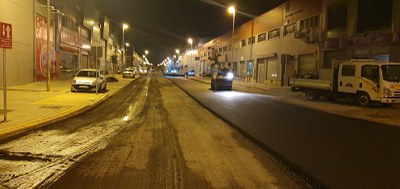 Trabajos de repavimentación de calzada en la calle Imprenta, en el Polígono Industrial La Negrilla