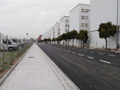 Estado de la calle Tarfia tras las obras acometidas y que han permitido, entre otras mejoras, construir un nuevo acerado en un área antes terriza