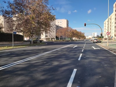 Aspecto que presenta la Avenida del Deporte tras la completa repavimentación de su calzada