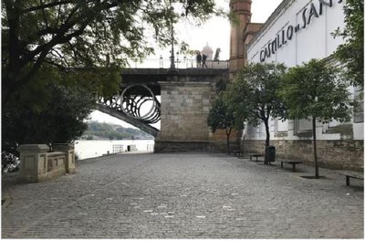 Imagen del Paseo de la O en el tramo en el que confluye con el Puente de Triana y el Castillo de San Jorge