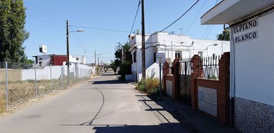 Vista general de una calle con solares vacantes en la barriada El Gordillo