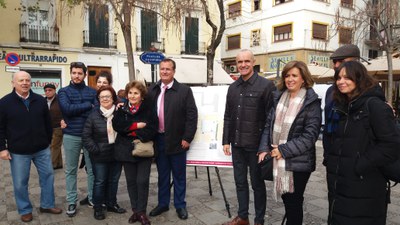 Los delegados de Hábitat Urbano y, Movilidad y Casco Antiguo, junto con técnicos de Urbanismo y de vecinos de la calle Baños, durante el acto de presentación del proyecto