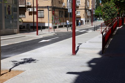 Imagen de la calle con los nuevos acerados más amplios y los accesos al recorrido superior mejorados