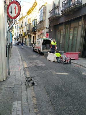 Operarios de la empresa adjudicataria del contrato de obras iniciando los primeros trabajos en la calle Murillo