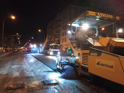 Máquinas fresadores procedían anoche a retirar la capa del firme de la calle para la extensión de uno nuevo de mayor calidad