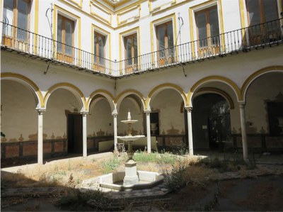 Patio interior de la casa palacio en torno a una galería de arcos semicirculares sobre columnas corintias, y con una fuente en el centro