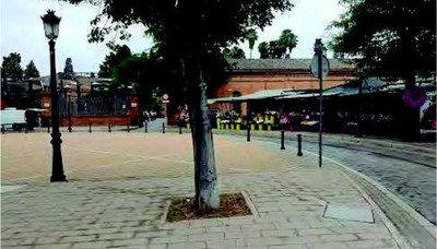 Explanada de acceso al cementerio con quioscos de flores ocupando uno de sus laterales 
