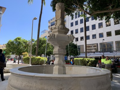 La fuente restaurada y en funcionamiento