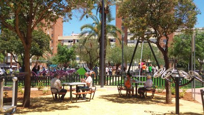 Vecinos y niños disfrutando de las instalaciones de la nueva Plaza del Olivo