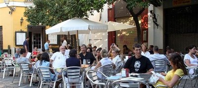 Terraza de veladores en una calle de Sevilla