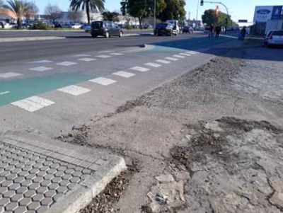 Pavimento en mal estado en la Avenida de Andalucía, donde la Gerencia de Urbanismo va a configurar un itinerario peatonal adecuado y seguro