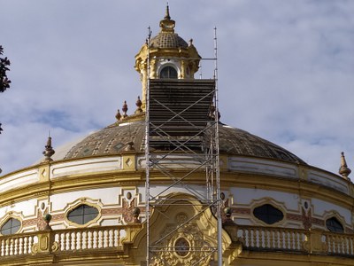 Cúpula del edificio del Casino de la Exposición donde se han dispuesto ya los andamios para los trabajos de restauración