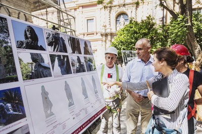El delegado de Hábitat Urbano atiende a las explicaciones de los técnicos y restauradores sobre los trabajos de restauración en marcha