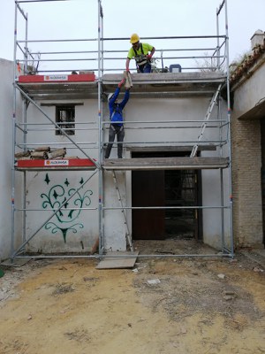 Dos operarios trabajan en las obras iniciadas en la Hacienda de Miraflores