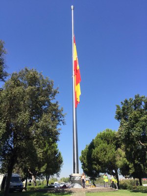 Nuevo mástil instalado en la Glorieta Olímpica con la bandera de España izada
