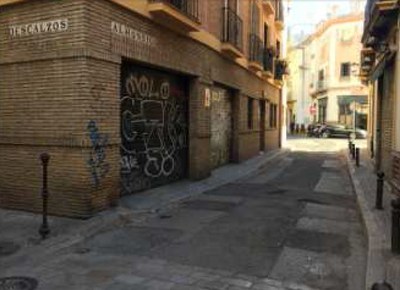Imagen actual de la calle Alhóndiga, cuya calzada va a ser repavimentada próximamente