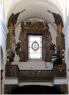 Coro alto de la iglesia con los órganos, el real y el espejo, frente a frente