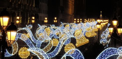Luces instaladas en otras ediciones en la Avenida de la Constitución, que volverá a contar este año con diseños nuevos y específicos