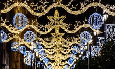 La Avda. de la Constitución iluminada con los motivos navideños instalados este año