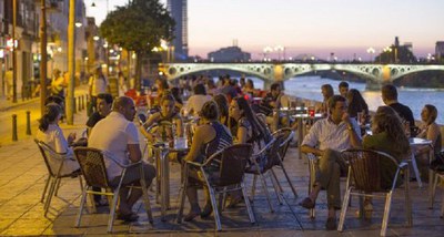 Terraza de veladores en la calle Betis, junto al río Guadalquivir 