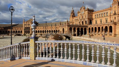 Primer plano de la balaustrada cerámica de uno de los puentes que atraviesan la ría de la Plaza de España. 