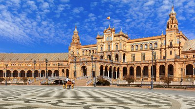Vista general de las arcadas de la Plaza de España de Sevilla con el edificio de Capitanía General en frente