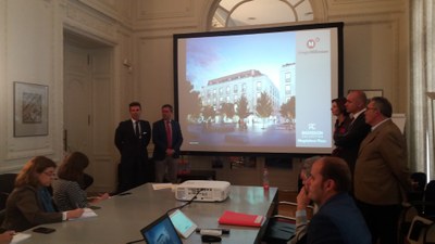 Momento de la presentación del proyecto hotelero de la cadena Radisson, durante la cual se ha anunciado el acuerdo alcanzado para reurbanizar la plaza