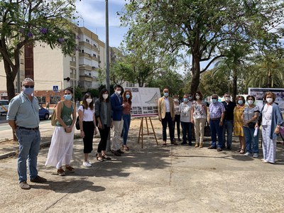 Responsables municipales, técnicos de Urbanismo y vecinos se dieron cita en la Plaza del Olivo para concretar cómo quedaría este gran espacio verde tras las obras