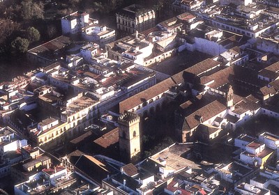 Vista desde el aire del complejo del antiguo Convento de Santa Clara, en el que se alza, imponente, la Torre de don Fadrique 