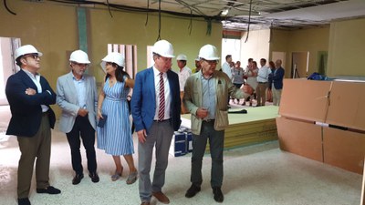 El alcade atiende las explicaciones del técnico de Urbanismo director de las obras, en presencia de los delegados de Bienestar Social y el disrtrito Nervión 