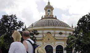 Dos turistas admiran la belleza de las cubiertas del Casino de la Exposición