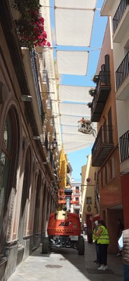 Trabajos de montaje de los toldos en la calle Francos
