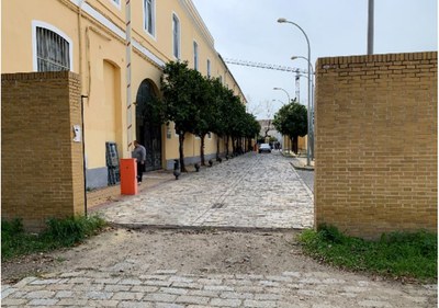 Puerta de acceso a las antiguas naves militares de Santa Bárbara, en la Avenida Eduardo Dato, en el barrio de ervión
