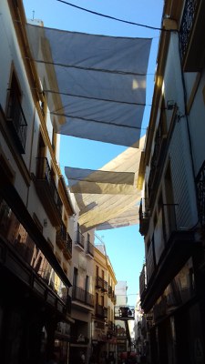 Montaje de las velas en la céntrica calle Sierpes