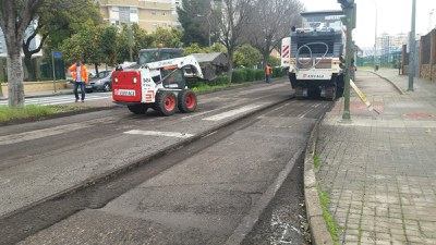 Trabajos de fresado del pavimento en la calle Tesalónica del Polígono San Pablo