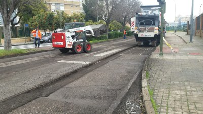 Trabajos de fresado del pavimento en la calle Tesalónica del Polígono San Pablo
