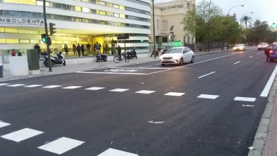La calzada de la calle Torcuato Luca de Tena se ha renovado por completo con un nuevo pavimento