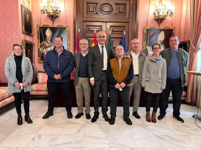 Alcalde, delegado y representantes de las comunidades de vecinos beneficiadas, posan juntos tras la firma de los convenios de colaboración que regulan estas ayudas municipales