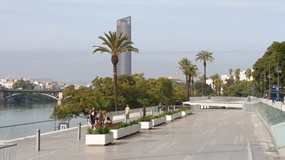 Vista general de algunas de las nuevas jardineras instaladas, con el puente de Triana al fondo