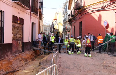 Estado actual de los trabajos de renovación de canalizaciones. Al fondo, los delegados de Urbanismo y Casco Antiguo, junto con personal técnico, en una reciente visita de supervisión de las obras 