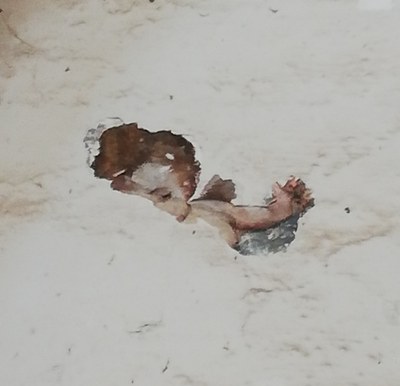 Imagen parcial de un ángel hallada en uno de los paramentos del presbiterio de la antigua iglesia