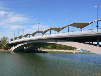 Imagen del Puente del Cachorro, con sus toldos