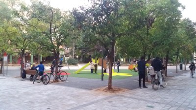 Niños y mayores haciendo uso de la nueva zona de juegos y disfurute creada en la plaza
