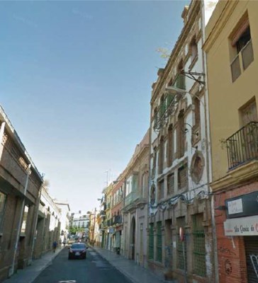 Fachada del edificio en la calle Calatrava al que Urbanismo ha dado licencia para la construcción de 16 viviendas