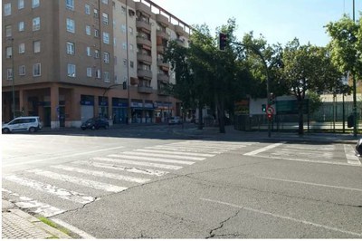 Ejemplo del desgaste que sufre en la actualidad el pavimento de la Avenida Alcalde Manuel del Valle