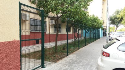 Nuevo cerramiento metálico instalado en el parterre ajardinado de la calle María Zambrano