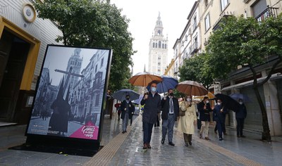 Los delegados de Hábitat Urbano y de Movilidad y Casco Antiguo, recorren la calle en compañía de una representante vecinal 