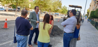 El delegado del Distrito Norte, Juan Antonio Barrionuevo, acompañado de varios vecinos de la zona, en una reciente visita a las obras